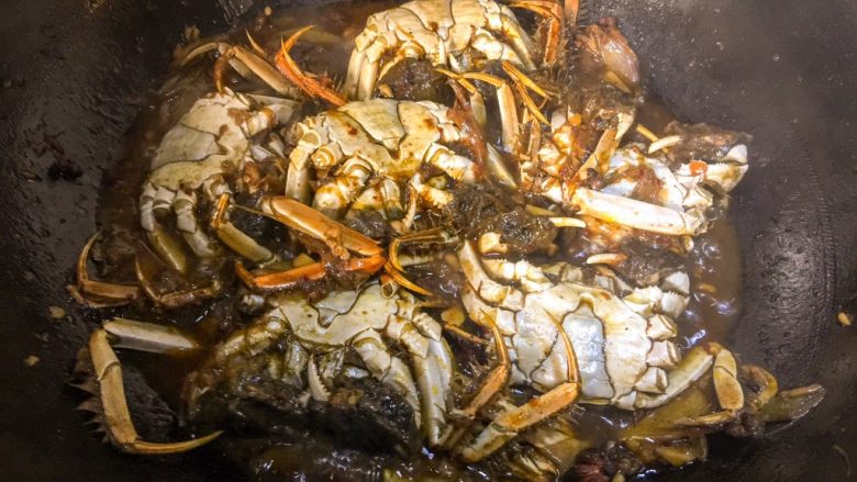 香辣蟹,把螃蟹翻身小火煮7分钟入味