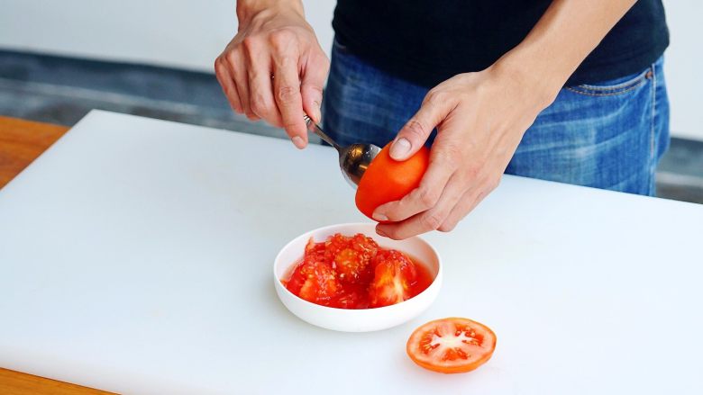 法式芝香肉丸,将番茄的中上部切开，用勺子把番茄肉掏出；