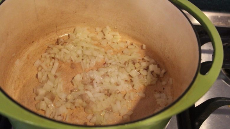 一碗汤+丝瓜浓汤,将洋葱炒软炒香。