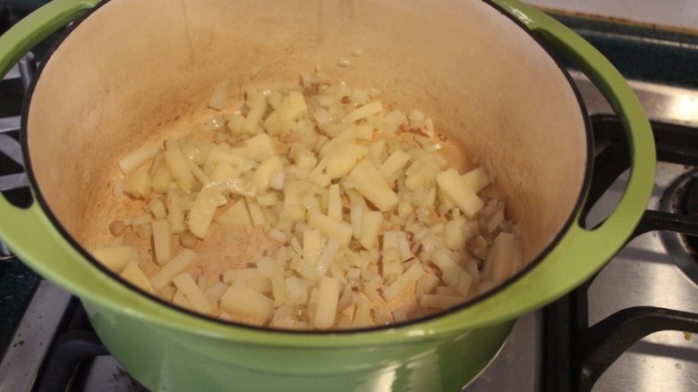 一碗汤+丝瓜浓汤,土豆也拌炒一下。