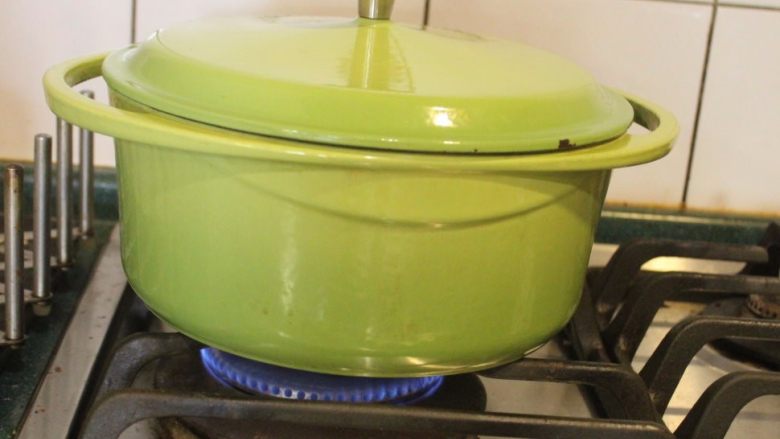 一碗汤+丝瓜浓汤,煮滚后，盖盖，转小火，约煮20分钟。