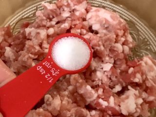 荠菜猪肉馄饨,在肉糜中放入2.5克盐。