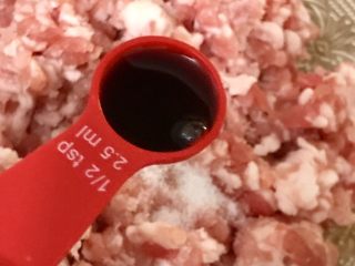 荠菜猪肉馄饨,加入2.5毫升生抽。
