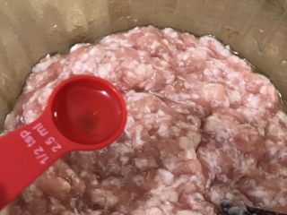 荠菜猪肉馄饨,加入2毫升左右花生油充分搅拌，肉糜搅好后，封好保鲜膜放冰箱冷藏一会儿。