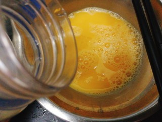 西红柿炒鸡蛋,鸡蛋打散，打散鸡蛋的同时我加了点温水，炒出来会饱满一些。