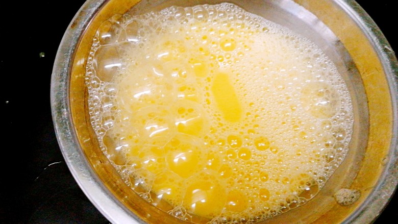 西红柿炒鸡蛋,打鸡蛋时注意方法，要狠狠地 用力地 加快速度地打鸡蛋，看到表面有大量泡沫的才行。