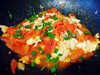 西红柿炒鸡蛋,西红柿汁出来后倒入炒好的鸡蛋继续炒一分钟，关火，出锅前加点盐，鸡粉即可。