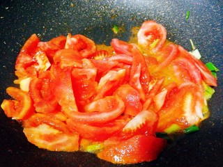 西红柿炒鸡蛋,倒入西红柿小火翻炒 ，加点白糖