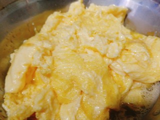 西红柿炒鸡蛋,七成熟时捞出备用。