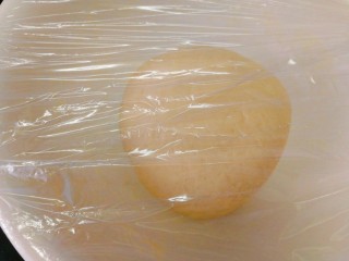 鸡蛋大肉包子,揉至光滑面团包上保鲜膜进行发酵