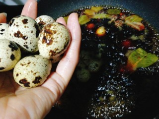 五香鹌鹑蛋,水开后加入鹌鹑蛋