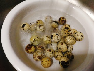 五香鹌鹑蛋,鹌鹑蛋用刷子清洗干净