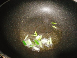 紫菜海蛎蛋花汤,葱白爆香