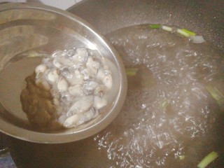 紫菜海蛎蛋花汤,水开后加入海蛎子