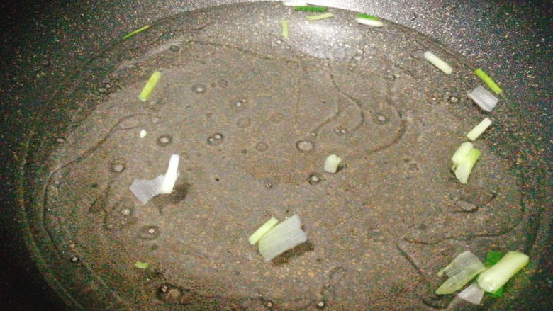 紫菜海蛎蛋花汤,倒入清水，加点盐