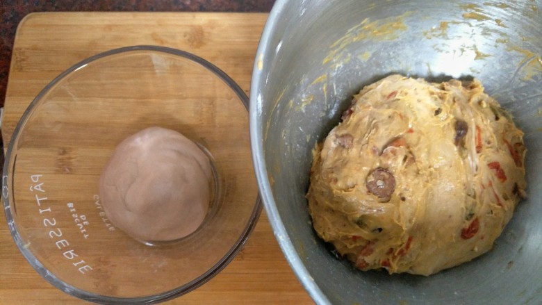 红酒果料面包,面团盖上保鲜膜醒发到面团是原来的2倍大即可