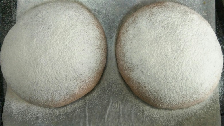 红酒果料面包,发酵好后用晒网加面粉均匀在面团表面轻晒上面粉