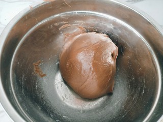 巧克力奶油吐司,主面团黄油以外的材料混合，中种面团撕成块放入主面团，一起揉成面团。