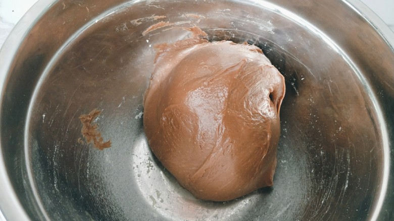 巧克力奶油吐司,主面团<a style='color:red;display:inline-block;' href='/shicai/ 887'>黄油</a>以外的材料混合，中种面团撕成块放入主面团，一起揉成面团。