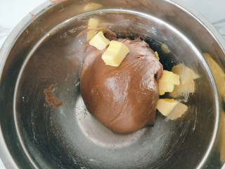 巧克力奶油吐司,面团略有筋度时放入黄油，继续揉。