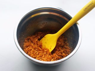 燕麦冻芝士,黄油隔热水融化后与即食燕麦混合。