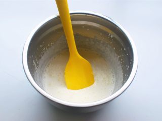 燕麦冻芝士,淡奶油搅打30秒左右，大概5分发，能流动的状态。