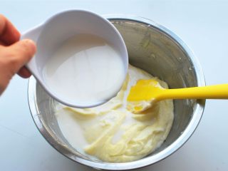 燕麦冻芝士,加入纯牛奶，搅打至顺滑状态。