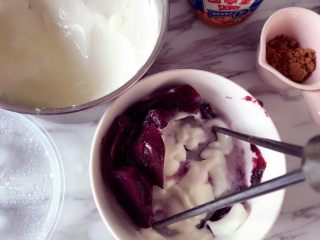 宝宝辅食^_^蛋烘糕,蒸熟的紫薯加入酸奶，压成泥