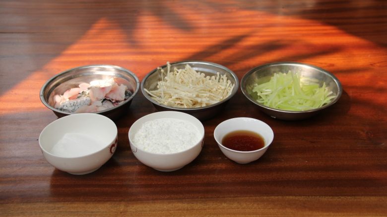 青花椒鱼的做法,先将与去骨片成薄片，加盐、料酒淹30分钟入味，淀粉上浆备用