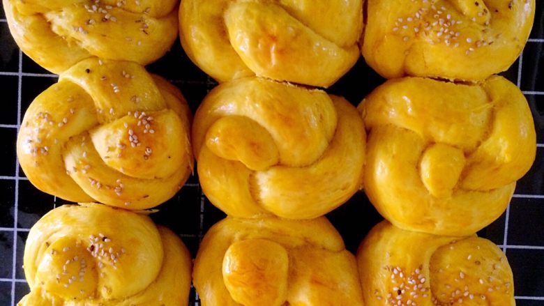 南瓜绣球面包,烤箱预热，180度烤20分钟。