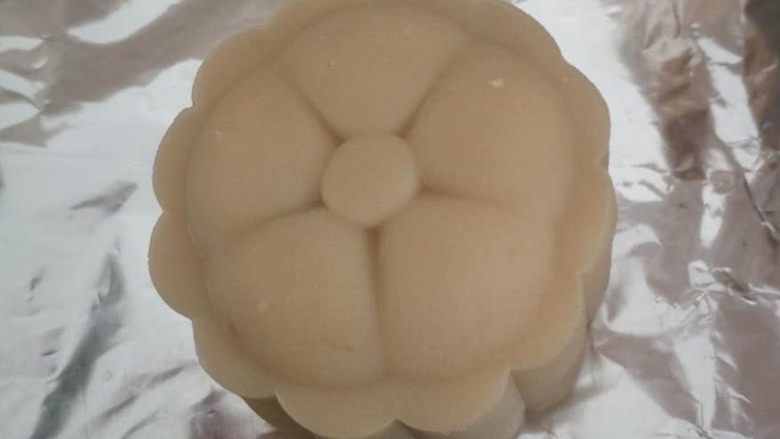桃山皮月饼,脱模后放在铺了锡纸的烤盘上