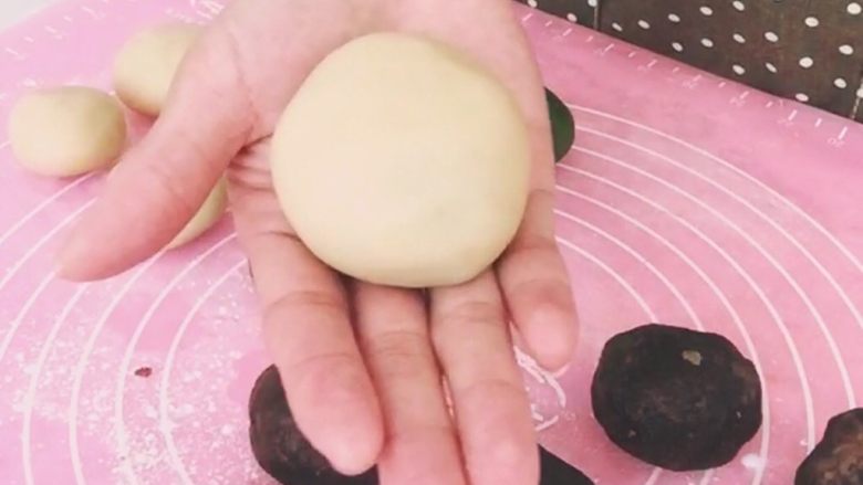 桃山皮月饼,用虎口将月饼口收紧，直到把馅料包住成为一个圆球。其他的所有月饼也都以此包好。