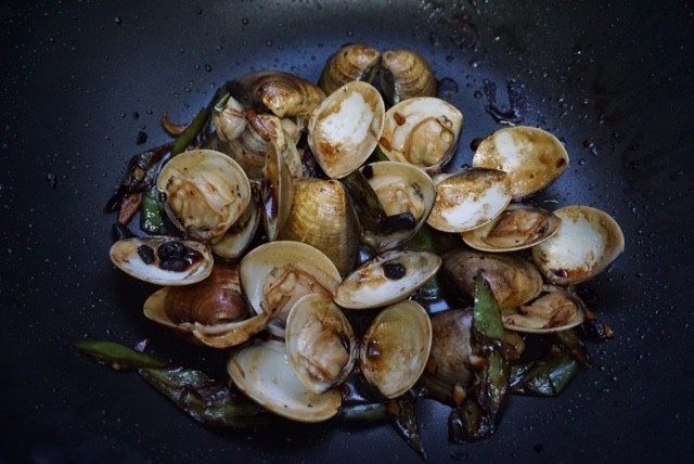 大碗蛤蜊,不断翻炒，以防粘锅，以及让材料更好地上色。