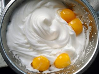 海苔肉松纸杯蛋糕,在蛋清中加入蛋黄