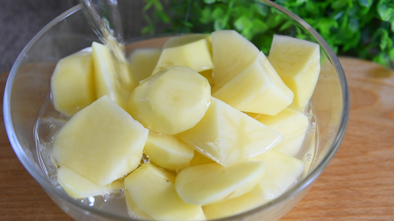 美味营养成功率高的一道家常汤品,土豆去皮，切连刀快，再用清水泡去多余淀粉