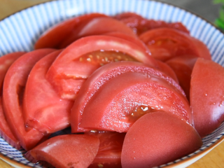 美味营养成功率高的一道家常汤品,番茄切半，去蒂，切厚片备用