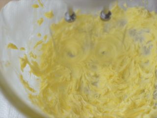 红糖消化饼干,黄油室温软化以后，加白砂糖，用打蛋器打发到体积变大，颜色变浅。
