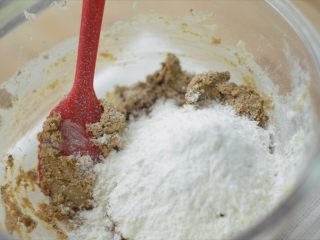 红糖消化饼干,加入低筋面粉，拌匀