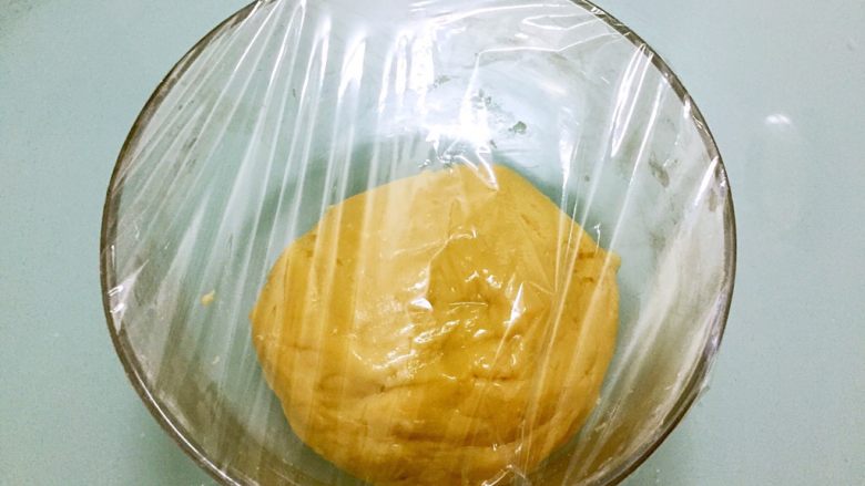 奶黄月饼,盖上保鲜膜放入冰箱冷藏1-2小时