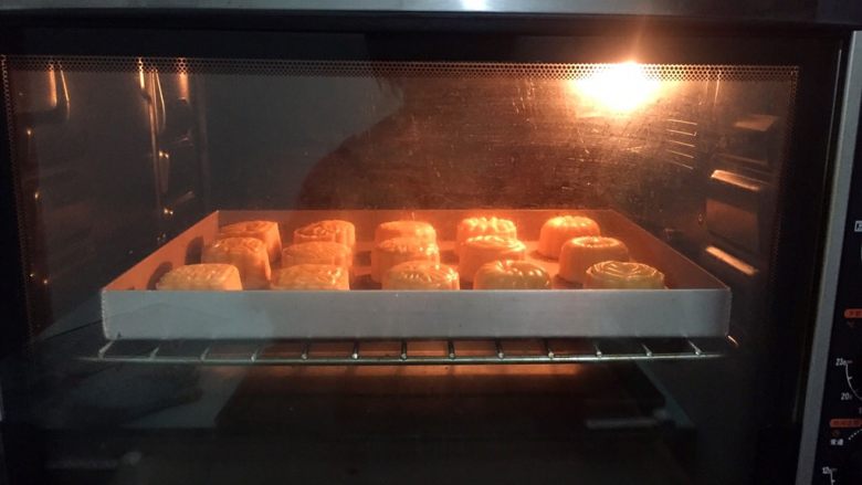 奶黄月饼,再放入烤箱，上下火120度，中层烤15-20分钟