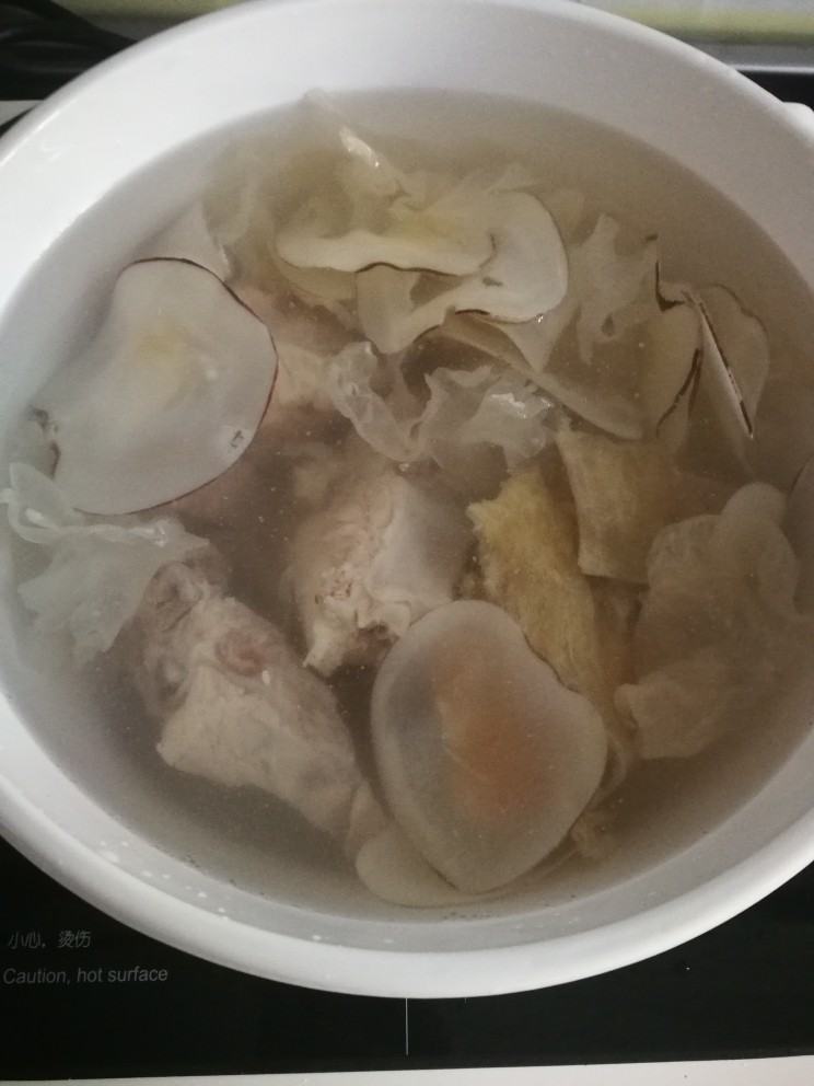 #一碗汤# 海底椰龙骨煲鳄鱼肉,所有食材入锅，加冷水。