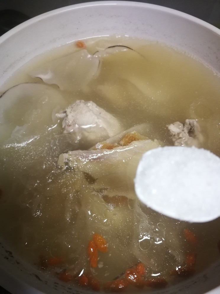 #一碗汤# 海底椰龙骨煲鳄鱼肉,起锅前加入适量盐调味。