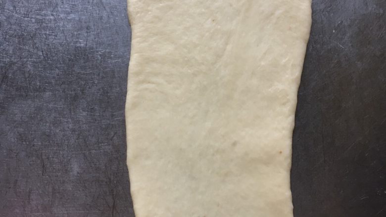 蜜豆酸奶手撕小面包,取一个面团正面朝下，擀成长方形，最下方擀的薄一些，方便之后卷起。