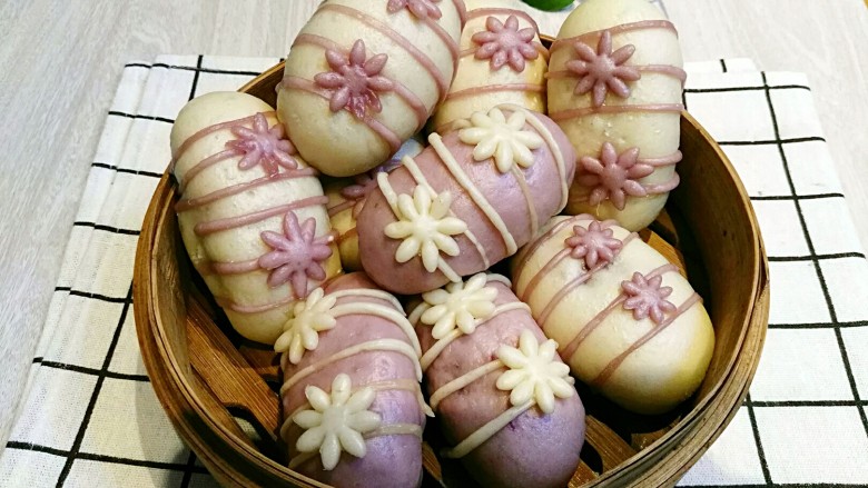 紫薯红枣花朵馒头。,厨房的光线不太好，用手机拍的照片颜色有点不同，不过成品出来还是很美的。