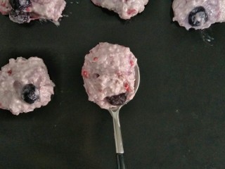 双莓软饼,用汤勺挖一汤勺面糊