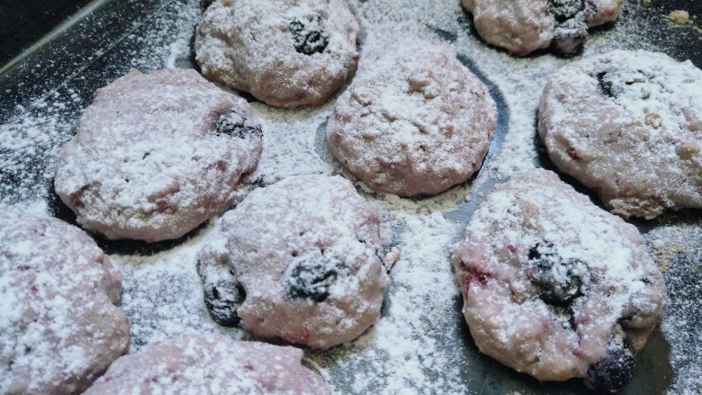 双莓软饼,预热烤箱185°，中层上下火185°烤18—20分钟，晾凉后用糖霜过筛轻撒糖霜到双莓软饼表面