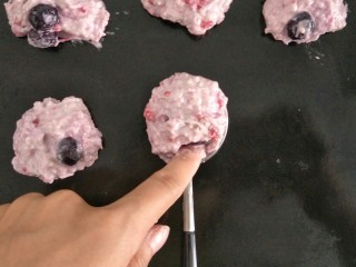 双莓软饼,借助手或者刮板放到烤盘上，面糊的量可以做12个双莓软饼