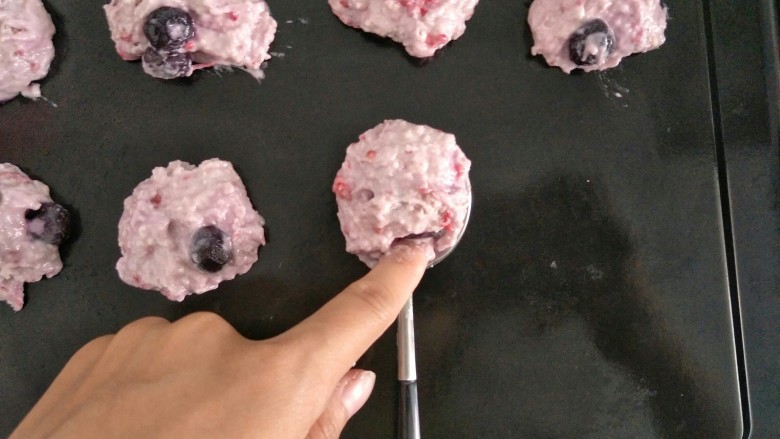 双莓软饼,借助手或者刮板放到烤盘上，面糊的量可以做12个双莓软饼