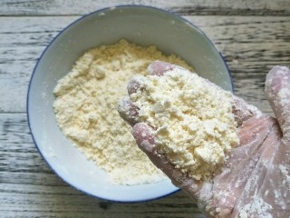 双莓软饼,用手揉搓到黄油和粉混合一起，呈玉米面的状态