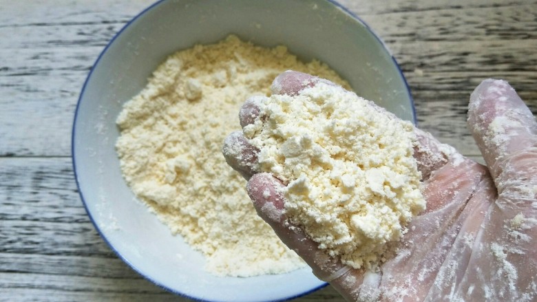 双莓软饼,用手揉搓到黄油和粉混合一起，呈玉米面的状态